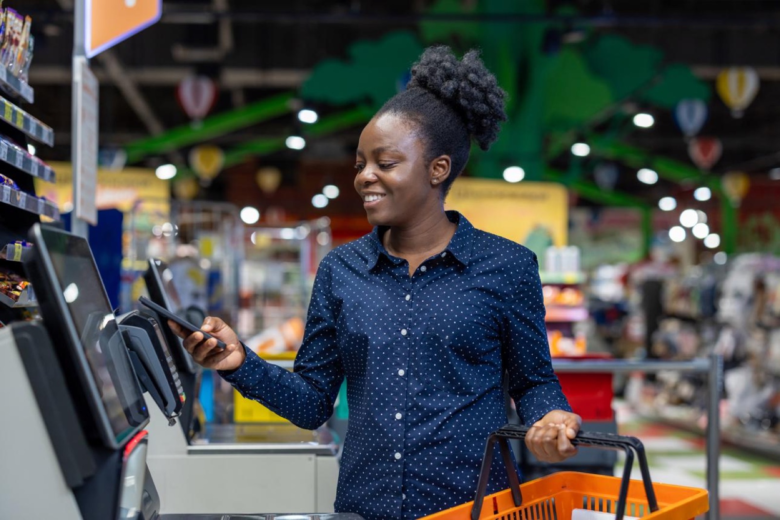 Une cliente règle ses achats en caisse avec son téléphone